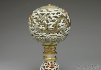 图片[2]-Revolving crown stand with open work in yangcai painted enamels, Qianlong reign (1736-1795), Qing dynasty-China Archive